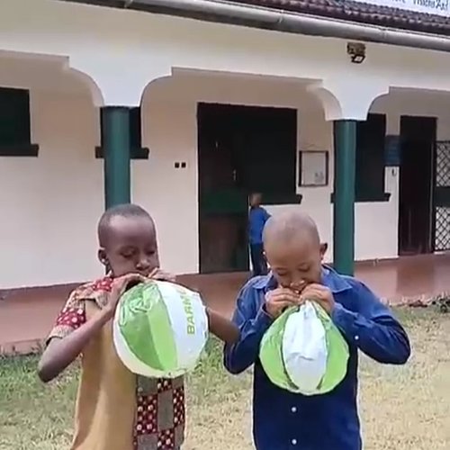 🇩🇪Wer von beiden wird den Ball wohl schneller aufpumpen?

🇬🇧Who can inflate their ball faster?
#aachen #ball #kenya